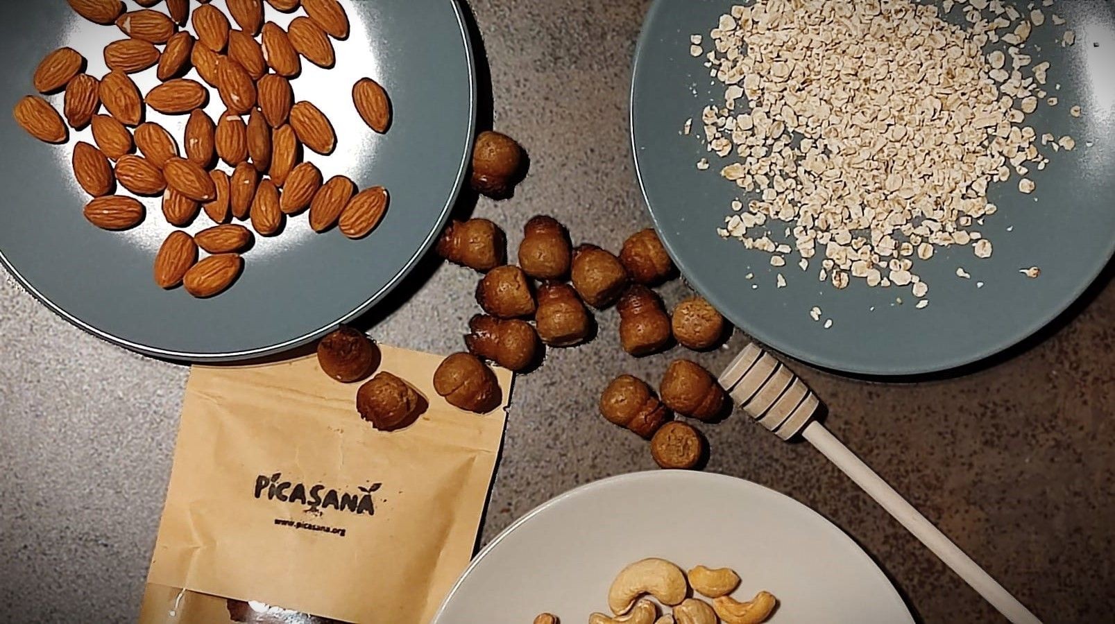 mini bolitas hechas de almendra, anacardo, avena y plátano